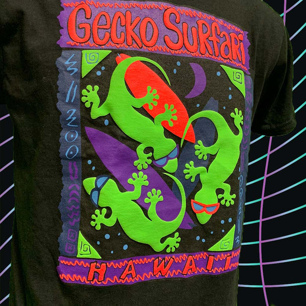 Gecko Surfari 1988 - Black Tee V3 (GITD)
